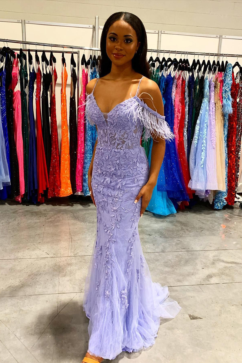 Hermoso vestido de fiesta de sirena con tirantes finos y apliques de Weitese